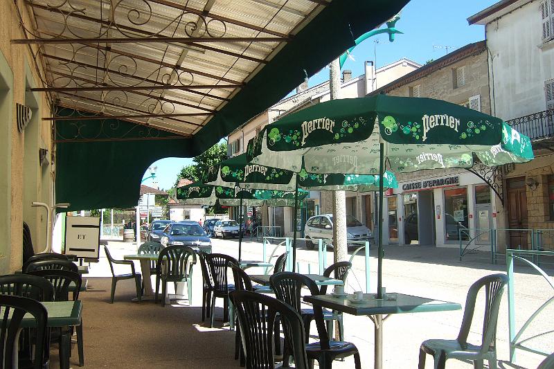 2011-05- (1033).JPG - St-Donat-sur-l'Herbasse: Wieder müssen wir auf unsere Unterkunft bis 17 Uhr warten - aber hier im Schatten bei einem Panaché lässt sich das aushalten